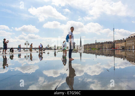 Bordeaux, Borgogna Francia, scene di strada, le persone che si godono la 'Miroir d'Eau de Bordeaux" (Pubblica Fontana Acqua specchio), la riflessione con Sky (Uomo cinese è il modello rilasciato) Europa turisti cinesi Foto Stock