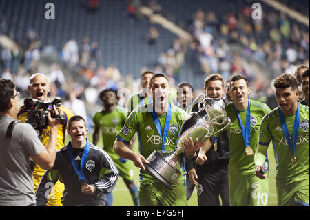 Chester, Pennsylvania, USA. 16 Sett 2014. CLINT DEMPSEY e il Seattle sirene FC celebrare dopo aver vinto il LAMAR HUNT U.S. OPEN CUP titolo con una vittoria di 3-1 contro l'Unione di Philadelphia in PPL Park di Chester PA Credito: Ricky Fitchett/ZUMA filo/Alamy Live News Foto Stock