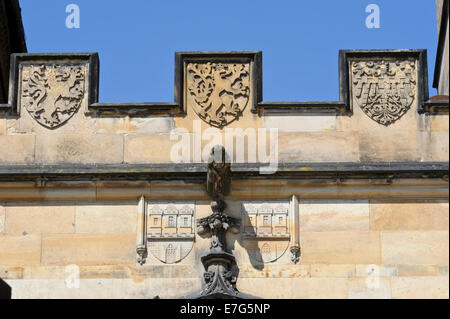 Stemma sulla parete del Ponte Carlo, Praga, Repubblica Ceca Foto Stock