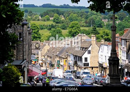 Negozi lungo la strada alta Burford, Oxfordshire, Inghilterra, Regno Unito, Europa occidentale. Foto Stock