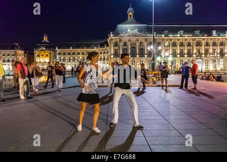 Bordeaux, Francia, Street Scenes, coppie rock'n'roll Dancing on Town Square, 'Place de la Bourse', di notte, coppia in un appuntamento Foto Stock