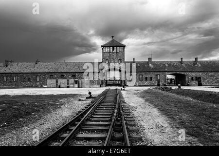 Principale casa di guardia e binari del treno, Auschwitz II-Birkenau sterminio camp, Oswiecim, Polonia Foto Stock