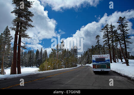 RV e neve a Carson Sperone (quota 7990ft), Carson Pass Highway (SR 88), oltre la Sierra Nevada, in California, Stati Uniti d'America Foto Stock