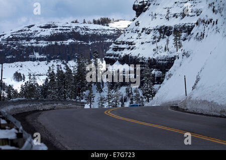 Neve e strada a Carson Sperone (quota 7990ft), Carson Pass Highway (SR 88), oltre la Sierra Nevada, in California, Stati Uniti d'America Foto Stock