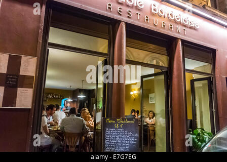 Bordeaux, Francia, ristorante bistrot francese, facciata notturna con cartello, esterno, interno, porta aperta Foto Stock