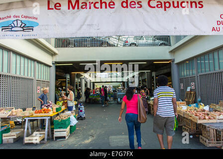 Bordeaux, Francia, ingresso, People Shopping, francese Mercato alimentare, 'Marché des Capucins, 3' Prodotti freschi Foto Stock
