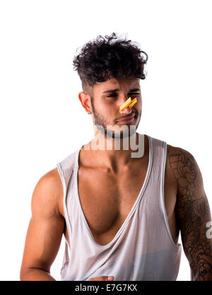 Ritratto di giovane caucasico uomo con clothespin giallo sul suo naso - cattivo odore concetto. Isolato su bianco Foto Stock