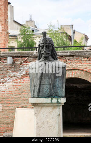 Vlad Tepes (Vlad l'Impalatore) busto alla vecchia corte principesca, quartiere storico, Bucarest, Romania Foto Stock