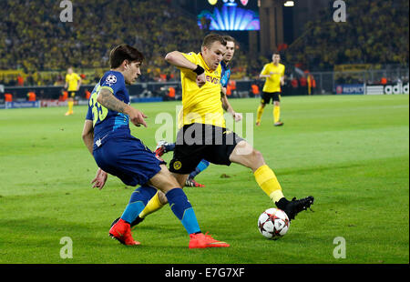 Dortmund, Germania. 16 Sett 2014. Gli arsenali Hector Bellerin (L) contro Dortmunds Kevin Grosskreutz durante la Champions League match tra Borussia Dortmund e Arsenal Londra, Signal Iduna Park di Dortmund il 16 settembre 2014. Credito: dpa picture alliance/Alamy Live News Foto Stock
