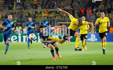 Dortmund, Germania. 16 Sett 2014. Gli arsenali Hector Bellerin (L) contro Dortmunds Sven Bender durante la Champions League match tra Borussia Dortmund e Arsenal Londra, Signal Iduna Park di Dortmund il 16 settembre 2014. Credito: dpa picture alliance/Alamy Live News Foto Stock