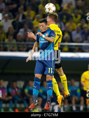 Dortmund, Germania. 16 Sett 2014. Gli arsenali Mesut Ozil (L) salta per una testata contro Dortmunds Erik Durm durante la Champions League match tra Borussia Dortmund e Arsenal Londra, Signal Iduna Park di Dortmund il 16 settembre 2014. Credito: dpa picture alliance/Alamy Live News Foto Stock