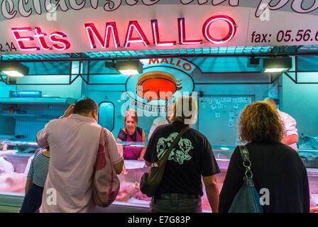 Bordeaux, Francia, People Shopping macelleria, francese Mercato alimentare, 'Marché des Capucins, 3', la carne di maiale Foto Stock