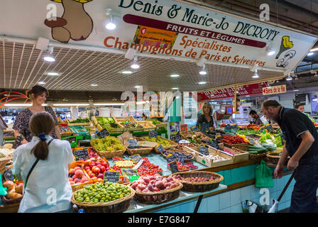 Bordeaux, Francia, People Shopping, mercato alimentare francese, "Marché des Capucins", prodotti freschi, negozio di alimentari locale, verdure "Denis & Marie-Jo Decroty" consumo locale, fruttivendolo all'interno del centro commerciale Foto Stock