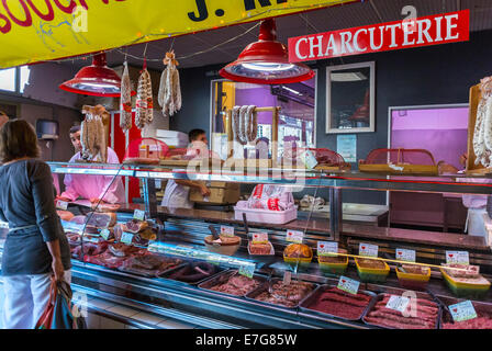 Bordeaux, Francia, Shopping donna, mercato alimentare francese, macelleria in 'Marché des Capucins » charcutier Foto Stock