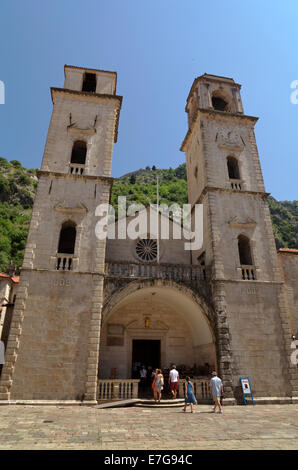 Cattedrale di San Trifone a Cattaro walled old town, Montenegro. Foto Stock