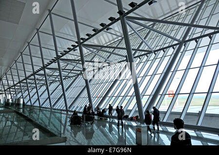 Corridoio interno della nuova'Aeroporto Internazionale Carrasco di Montevideo Uruguay Foto Stock