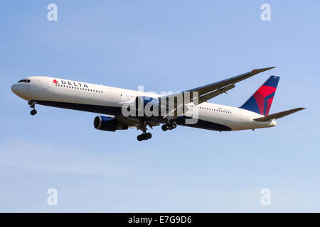 Delta Air Lines Boeing 767-400 approcci pista 27L all'aeroporto di Londra Heathrow. Foto Stock