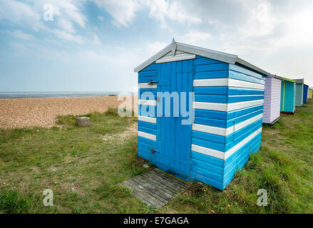 Pittoresca spiaggia di capanne a Greatstone nel Kent Foto Stock