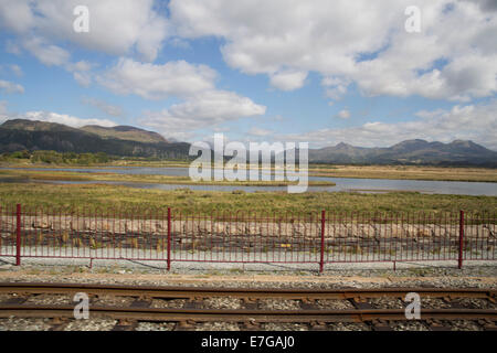 Estuario del Afon Glaslyn, Porthmadog, Galles. Vista dalla Ffestiniog railway. Narrow guage binari del treno. Foto Stock