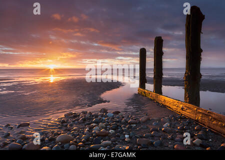 Tramonto al punto Dubmill Allonby nei pressi del Solway Firth, Cumbria, Inghilterra Foto Stock