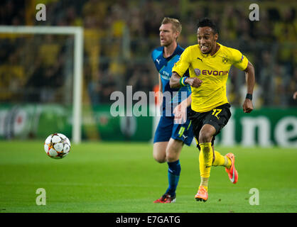 Dortmund, Germania. 16 Sett 2014. Dortmund Aubameyang Pierre-Emerick (R) e dell'Arsenal per Mertesacker in azione durante il match di Champions League tra Borussia Dortmund e Arsenal FC a BVB stadium di Dortmund, Germania, il 16 settembre 2014. Credito: dpa picture alliance/Alamy Live News Foto Stock