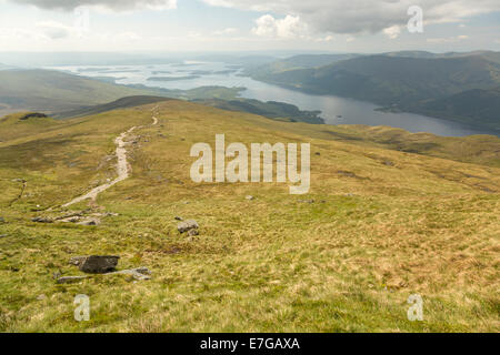 Facile discesa sulla strada giù da Ben Lomond. Foto Stock