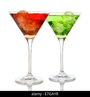 Il rosso e il verde drink sulle rocce in bicchieri da martini su sfondo bianco Foto Stock