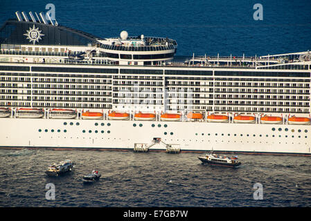 Dettaglio di cruiseboat con navette per portare passeggeri all'isola Santorini, Grecia Foto Stock