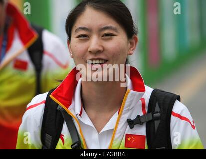 Incheon, Corea del Sud. Xvii Sep, 2014. Piscina cinese atleta Jiao Liuyang lascia il Villaggio Atleti di avere una formazione come giochi asiatici approcci in Incheon, Corea del Sud, sul Sett. 17, 2014. Credito: Zhang ventola/Xinhua/Alamy Live News Foto Stock