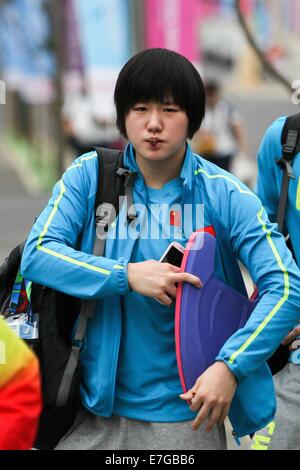 Incheon, Corea del Sud. Xvii Sep, 2014. Piscina cinese atleta Ye Shiwen lascia il Villaggio Atleti di avere una formazione come giochi asiatici approcci in Incheon, Corea del Sud, sul Sett. 17, 2014. Credito: Zhang ventola/Xinhua/Alamy Live News Foto Stock