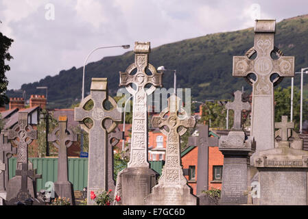 Celtic grave attraversa a Cattolica il cimitero di Milltown a Belfast, 12.08.2014 Foto Stock