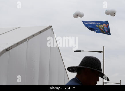 (140917) -- INCHEON, Sett. 17, 2014 (Xinhua) -- palloncini appendere un banner di fluttuare al di sopra del Villaggio Atleti in Incheon, Corea del Sud, Sett. 17, 2014. Il Villaggio Atleti è situato a dieci chilometri di distanza dalla principale premere Centro. Esso consiste di 22 edifici di appartamenti, che forniscono un totale di 2.200 camere. Xvii giochi asiatici che si terrà dal 7 settembre 19 ott. 4. (Xinhua/Zhang Fan)(Lz) Foto Stock