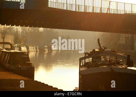 Barche sul Lee canale di navigazione Foto Stock