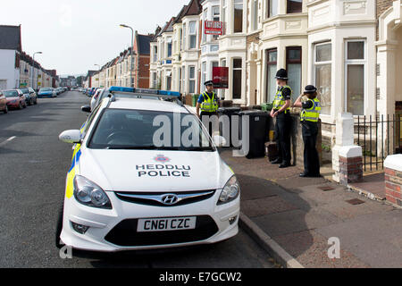 Cathays, Cardiff, Galles, UK. 17 Settembre, 2014. Gli ufficiali del Nord Ovest unità antiterrorismo e il Galles l estremismo e unità antiterrorismo hanno perquisito una proprietà su Dogfield Street in Cathays, Cardiff, questa mattina come parte di un'indagine in corso. Diversi elementi di proprietà sono state confiscate. Foto mostra permanente di polizia al di fuori dell'albergo. (Foto di Matteo Horwood/Alamy Live News) Foto Stock