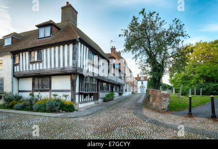 Le strade in ciottoli andhalf Tudor con travi di legno case in segale, East Sussex Foto Stock