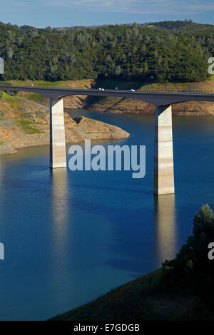 Archie Stevenot Bridge e nuova diga Melones, Sierra Nevada foothills, CALIFORNIA, STATI UNITI D'AMERICA Foto Stock