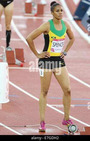 Kaliese Spencer della Giamaica presso la partenza in womens 400m ostacoli nell'atletica di Hampden Park, nel 2014 Commonwealths Foto Stock