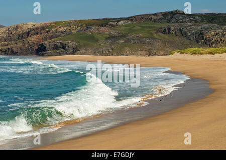 SANDWOOD BAY SUTHERLAND Scozia enorme di onde che si infrangono sulla spiaggia di sabbia Foto Stock