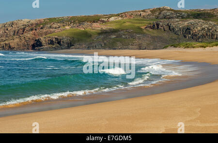 SANDWOOD BAY SUTHERLAND Scozia di onde che si infrangono sulla spiaggia di sabbia Foto Stock