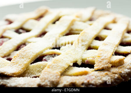 Torta di ciliegie con la parte superiore del reticolo su una piastra nera Foto Stock