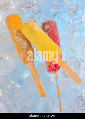 Popsicles isolato su sfondo di ghiaccio Foto Stock