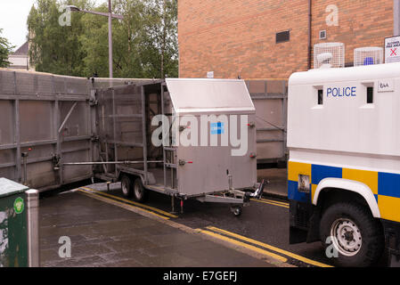 Barriere di polizia a Belfast prima dell'internamento parata del giorno nel centro della città, 12.8.2014 Foto Stock