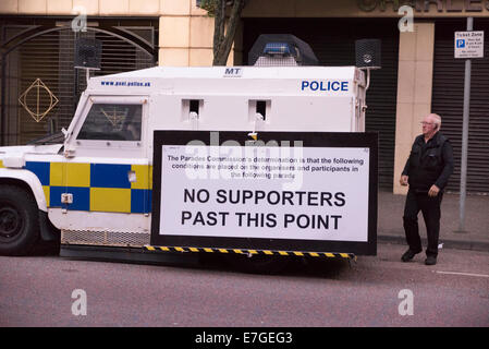 Barriere di polizia a Belfast prima dell'internamento parata del giorno nel centro della città, 12.8.2014 Foto Stock