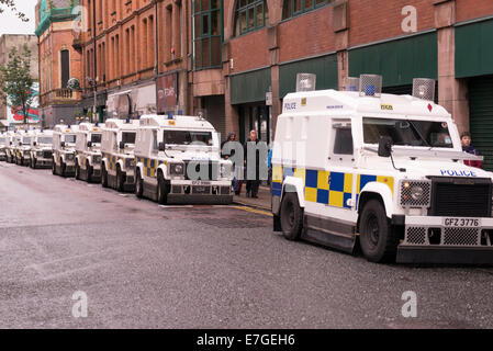 Barriere di polizia a Belfast prima dell'internamento parata del giorno nel centro della città, 12.8.2014 Foto Stock