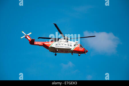 Irish Coast Guard IRCG Garda Cósta na hÉireann Sikorsky elicottero vola sopra durante un soccorso medico in Irlanda rurale Foto Stock