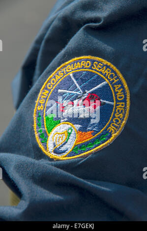 Irish Coast Guard IRCG Garda Cósta na hÉireann la ricerca e il salvataggio di spalla logo flash logo id su crewmans uniforme di volo Foto Stock