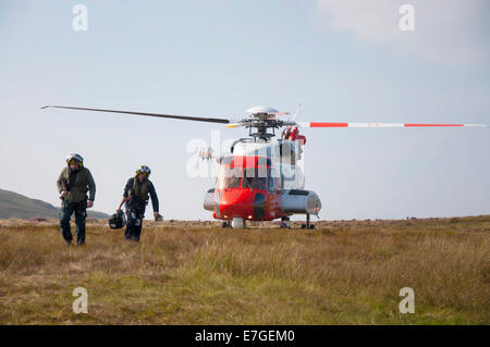 Irish Coast Guard IRCG Garda Cósta na hÉireann Sikorsky elicottero atterra sul bog durante un soccorso medico in Irlanda rurale Foto Stock