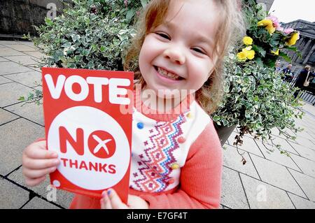 Edinburgh, Regno Unito. Xvii Sep, 2014. Una famiglia dalla migliore campagna più severe sorge accanto a San Giacomo Piazza con ''No Grazie" banner, adesivi ed etichette che passa le informazioni sulla Scozia domani voto referendario. Il voto in Scozia determinerà il futuro della Gran Bretagna. Credito: Gail Orenstein/ZUMA filo/Alamy Live News Foto Stock