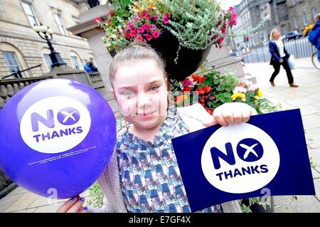 Edinburgh, Regno Unito. Xvii Sep, 2014. Una famiglia dalla migliore campagna più severe sorge accanto a San Giacomo Piazza con ''No Grazie" banner, adesivi ed etichette che passa le informazioni sulla Scozia domani voto referendario. Il voto in Scozia determinerà il futuro della Gran Bretagna. Credito: Gail Orenstein/ZUMA filo/Alamy Live News Foto Stock