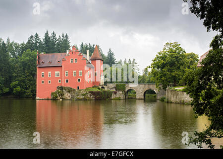 Cervena Lhota castello sotto la pioggia Foto Stock